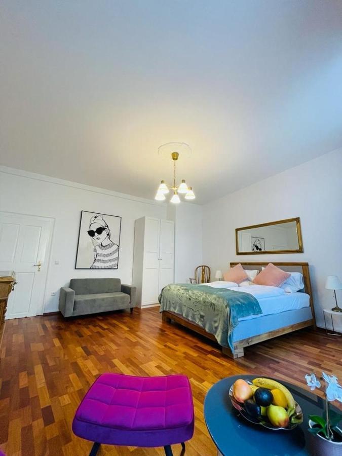 Hirsch Apartment